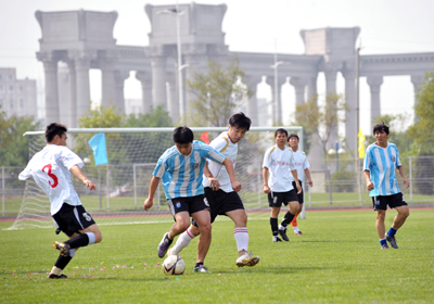 巴萨3-1那不勒斯，总比分4-2晋级欧冠八强_比赛_进攻_拉菲尼亚